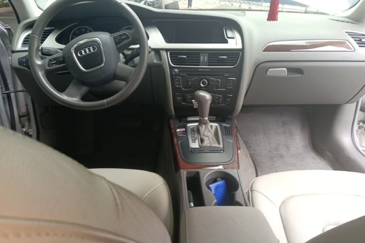Used Audi A4L 2012 2.0 TFSI automatic Comfort trim level Center Console