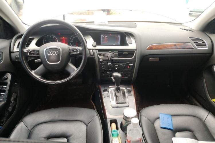 Used Audi A4L 2012 2.0 TFSI automatic Comfort trim level Center Console