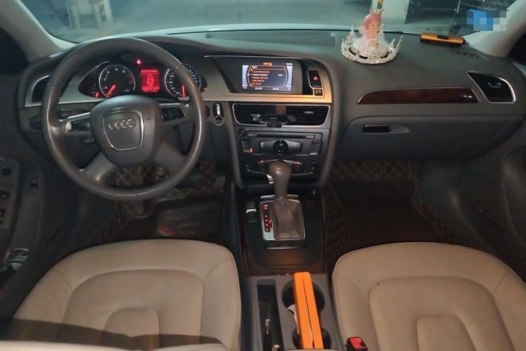 Used Audi A4L 2012 2.0 TFSI automatic Comfort trim level Center Console