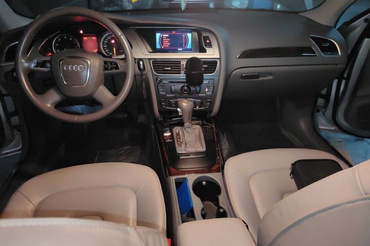 Used Audi A4L 2012 2.0 TFSI automatic Comfort trim level Center Console