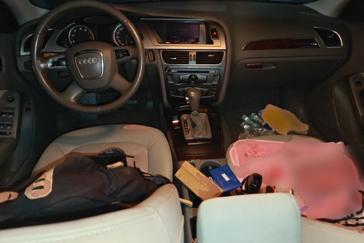 Used Audi A4L 2012 2.0 TFSI automatic Comfort trim level Center Console