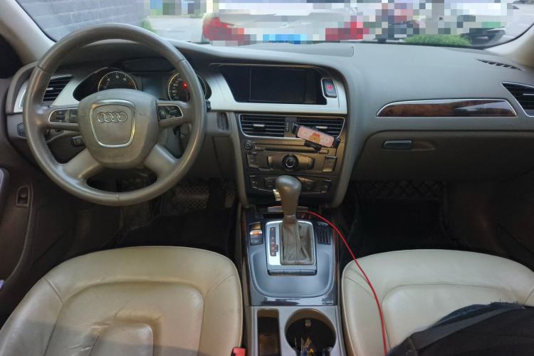 Used Audi A4L 2012 2.0 TFSI automatic Comfort trim level Center Console