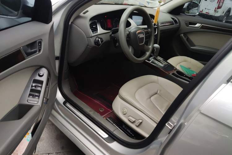 Used Audi A4L 2012 2.0 TFSI automatic Comfort trim level Driver Seat