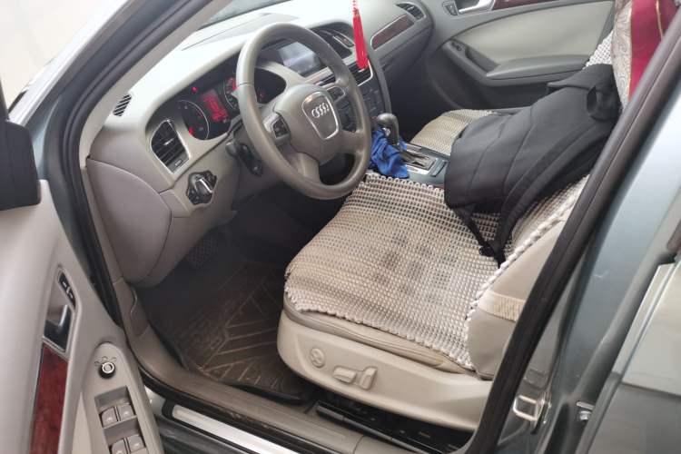 Used Audi A4L 2012 2.0 TFSI automatic Comfort trim level Driver Seat
