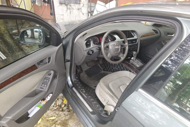 Used Audi A4L 2012 2.0 TFSI automatic Comfort trim level Driver Seat