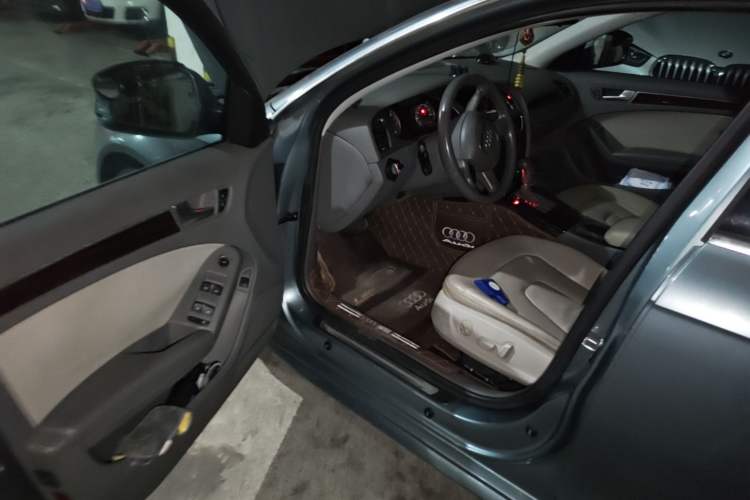 Used Audi A4L 2012 2.0 TFSI automatic Comfort trim level Driver Seat