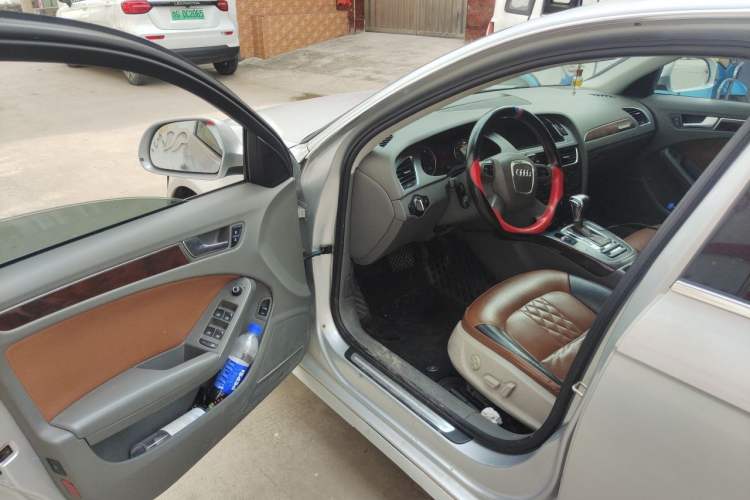 Used Audi A4L 2012 2.0 TFSI automatic Comfort trim level Driver Seat
