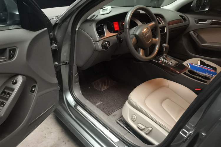 Used Audi A4L 2012 2.0 TFSI automatic Comfort trim level Driver Seat