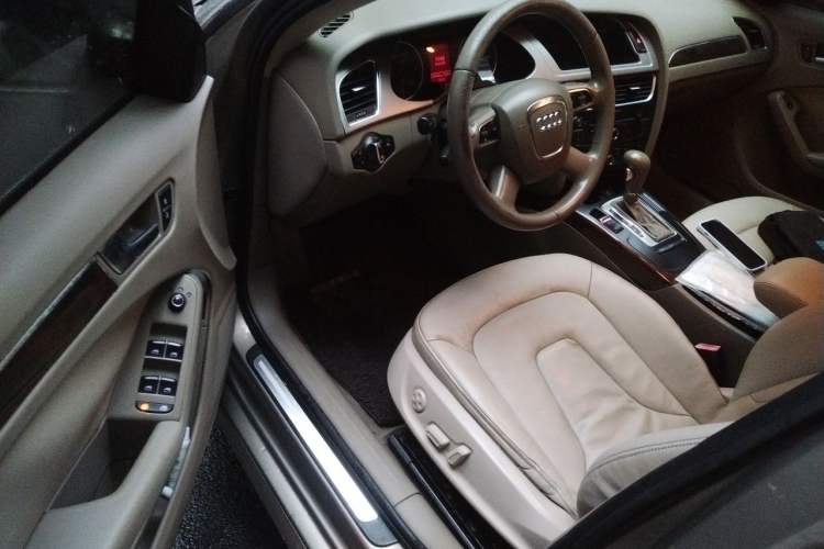 Used Audi A4L 2012 2.0 TFSI automatic Comfort trim level Driver Seat
