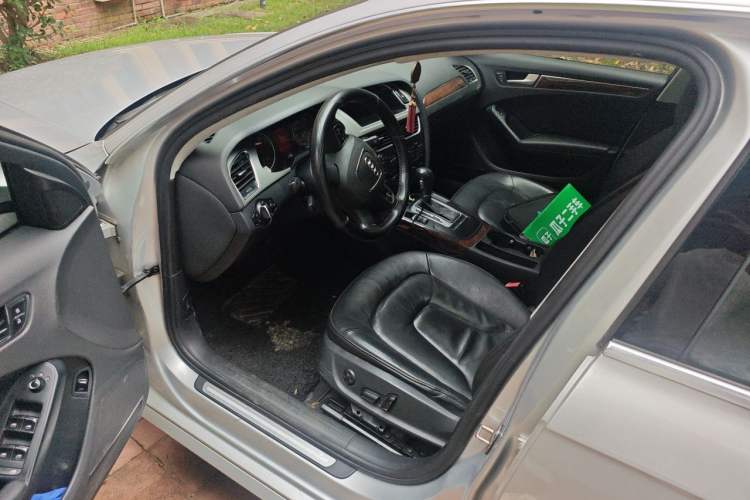 Used Audi A4L 2012 2.0 TFSI automatic Comfort trim level Driver Seat