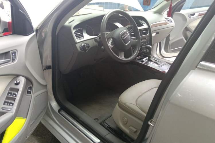 Used Audi A4L 2012 2.0 TFSI automatic Comfort trim level Driver Seat