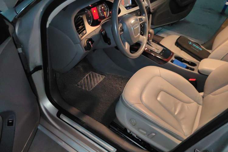 Used Audi A4L 2012 2.0 TFSI automatic Comfort trim level Driver Seat