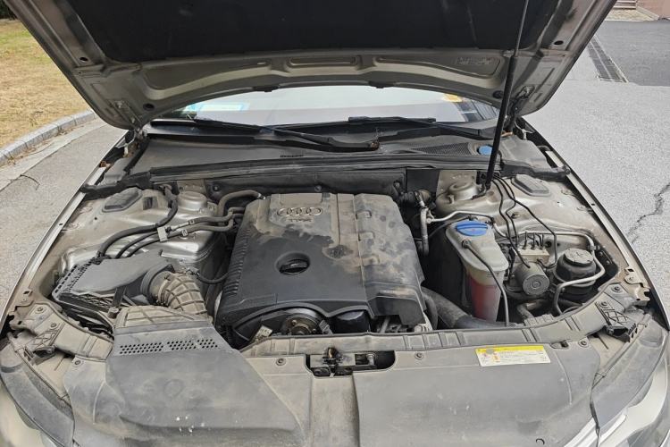Used Audi A4L 2012 2.0 TFSI automatic standard version Engine Bay
