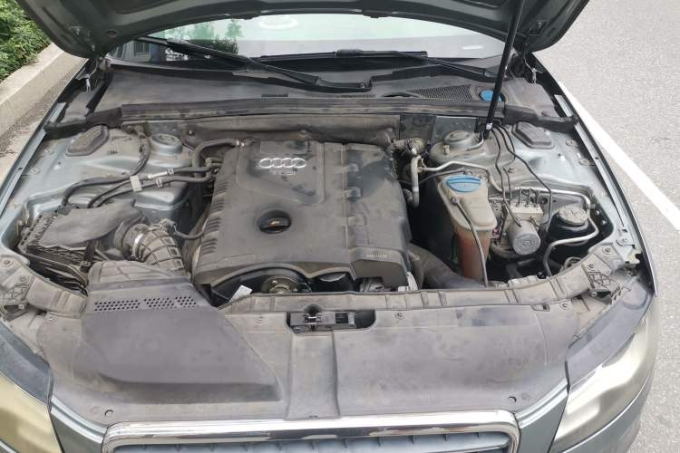 Used Audi A4L 2012 2.0 TFSI automatic Comfort trim level Engine Bay