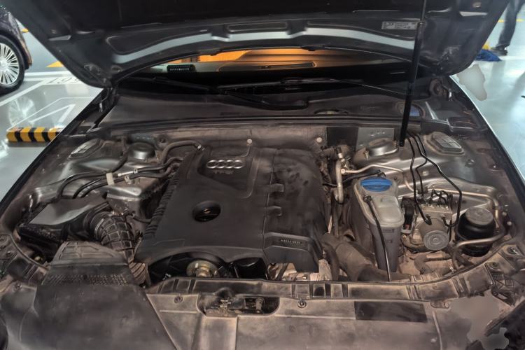 Used Audi A4L 2012 2.0 TFSI automatic standard version Engine Bay
