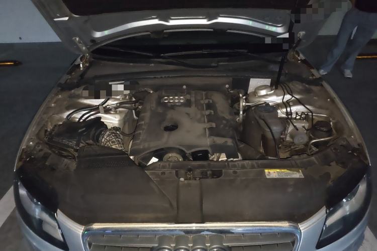 Used Audi A4L 2012 2.0 TFSI automatic standard version Engine Bay