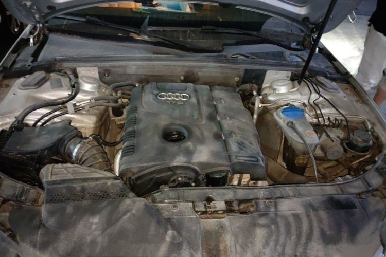 Used Audi A4L 2012 2.0 TFSI automatic Comfort trim level Engine Bay