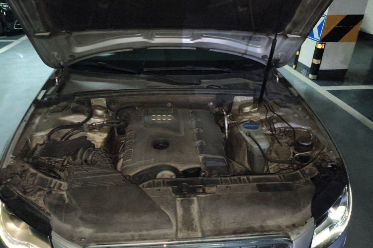 Used Audi A4L 2012 2.0 TFSI automatic standard version Engine Bay