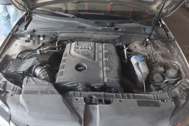 Used Audi A4L 2012 2.0 TFSI automatic standard version Engine Bay