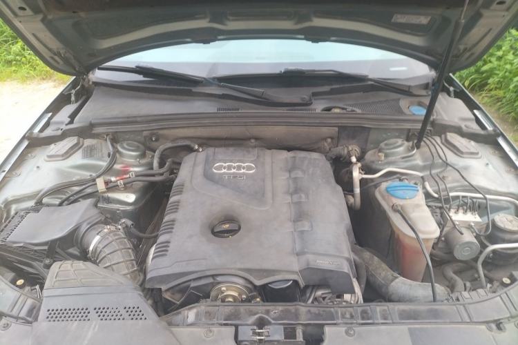Used Audi A4L 2012 2.0 TFSI automatic Comfort trim level Engine Bay