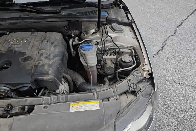 Used Audi A4L 2012 2.0 TFSI automatic standard version Engine Bay Left