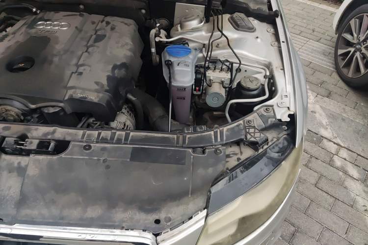 Used Audi A4L 2012 2.0 TFSI automatic Comfort trim level Engine Bay Left