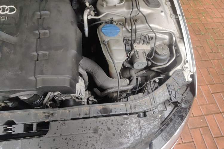 Used Audi A4L 2012 2.0 TFSI automatic standard version Engine Bay Left
