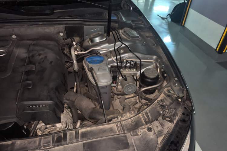 Used Audi A4L 2012 2.0 TFSI automatic standard version Engine Bay Left