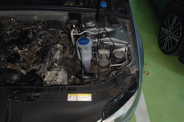 Used Audi A4L 2012 2.0 TFSI automatic standard version Engine Bay Left