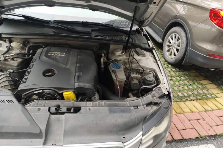 Used Audi A4L 2012 2.0 TFSI automatic standard version Engine Bay Left