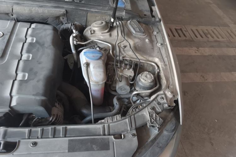 Used Audi A4L 2012 2.0 TFSI automatic standard version Engine Bay Left