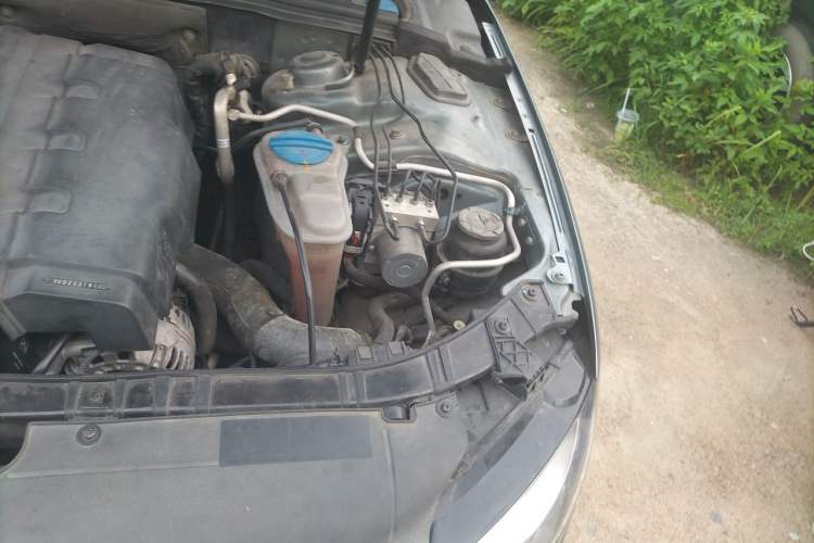 Used Audi A4L 2012 2.0 TFSI automatic Comfort trim level Engine Bay Left
