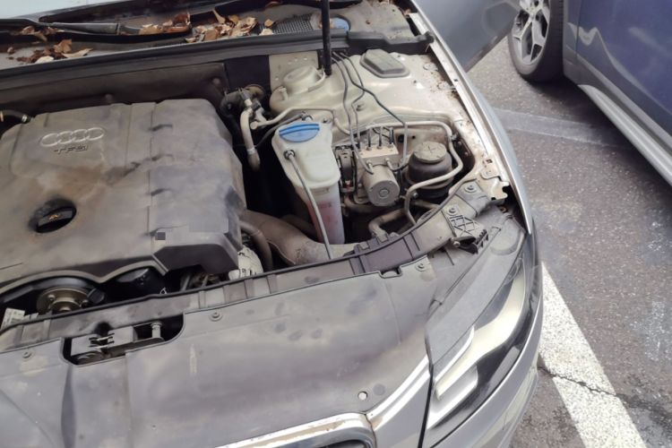 Used Audi A4L 2012 2.0 TFSI automatic standard version Engine Bay Left