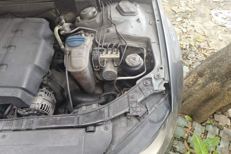Used Audi A4L 2012 2.0 TFSI automatic Comfort trim level Engine Bay Left