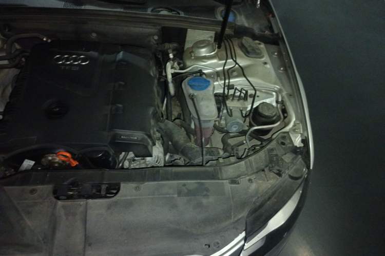 Used Audi A4L 2012 2.0 TFSI automatic standard version Engine Bay Left