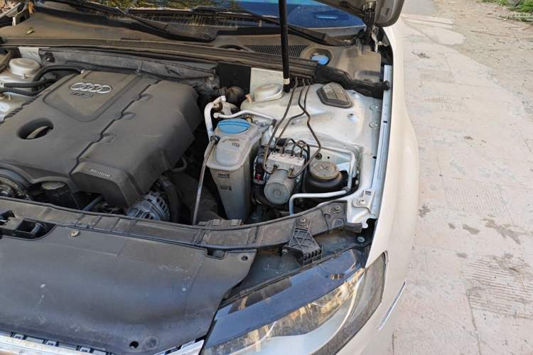 Used Audi A4L 2012 2.0 TFSI automatic standard version Engine Bay Left