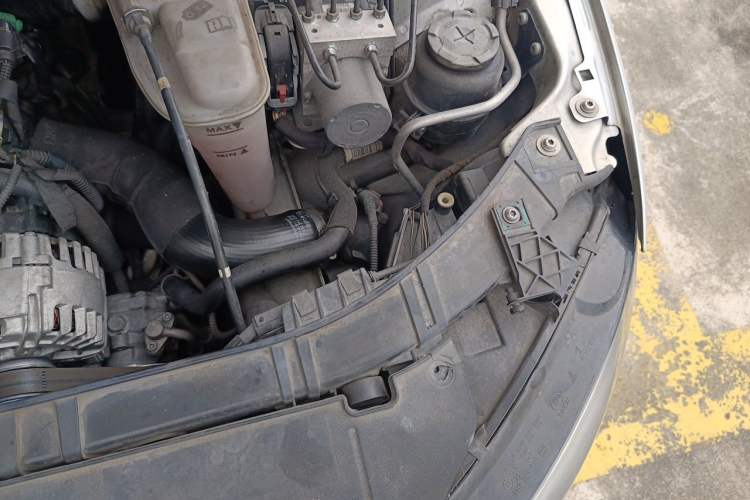 Used Audi A4L 2012 2.0 TFSI automatic standard version Engine Bay Left