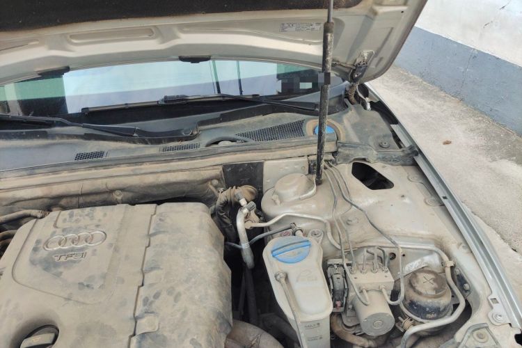 Used Audi A4L 2012 2.0 TFSI automatic Comfort trim level Engine Bay Left