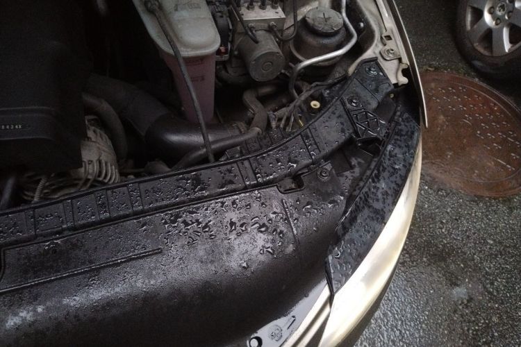 Used Audi A4L 2012 2.0 TFSI automatic Comfort trim level Engine Bay Left