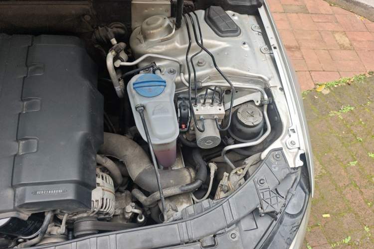Used Audi A4L 2012 2.0 TFSI automatic Comfort trim level Engine Bay Left