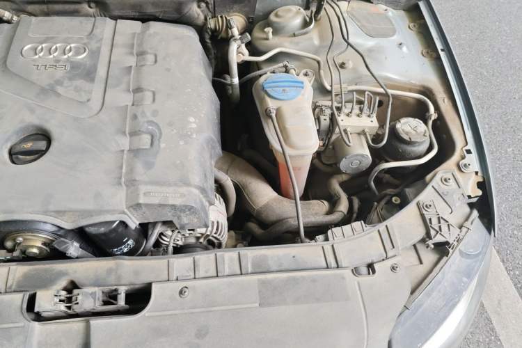 Used Audi A4L 2012 2.0 TFSI automatic standard version Engine Bay Left