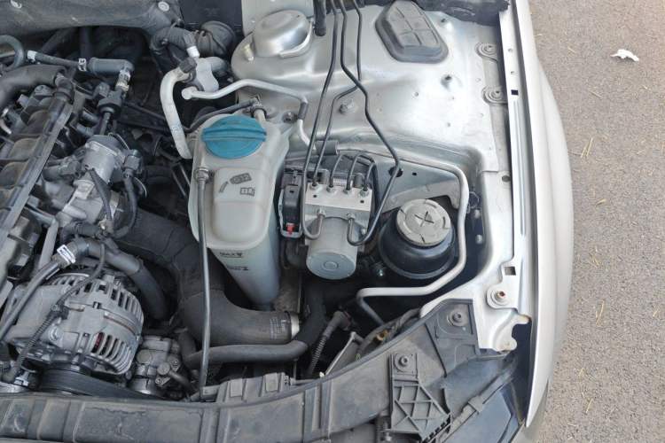 Used Audi A4L 2012 2.0 TFSI automatic standard version Engine Bay Left