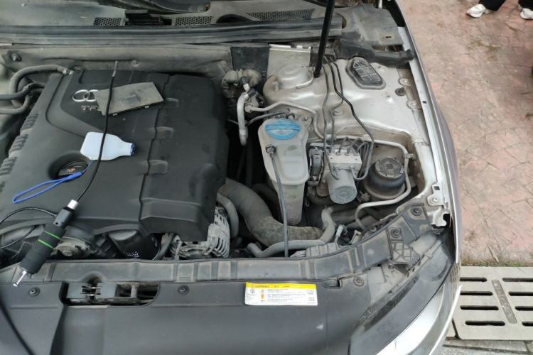 Used Audi A4L 2012 2.0 TFSI automatic standard version Engine Bay Left