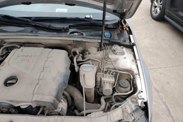 Used Audi A4L 2012 2.0 TFSI automatic Comfort trim level Engine Bay Left