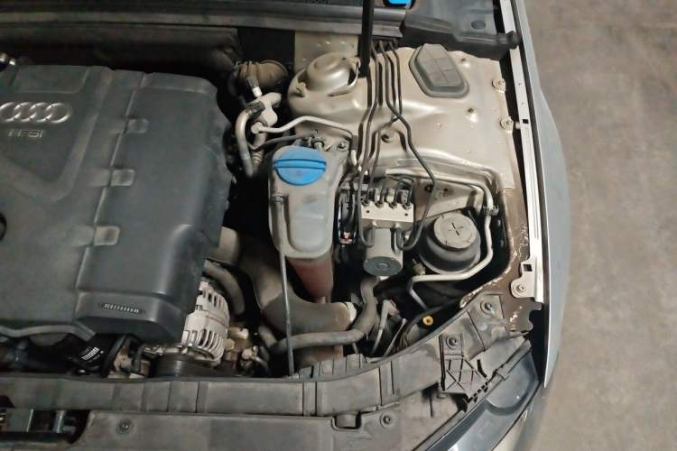 Used Audi A4L 2012 2.0 TFSI automatic Comfort trim level Engine Bay Left