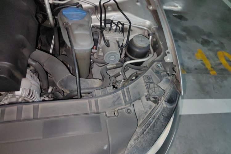 Used Audi A4L 2012 2.0 TFSI automatic Comfort trim level Engine Bay Left