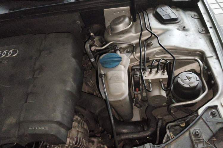 Used Audi A4L 2012 2.0 TFSI automatic Comfort trim level Engine Bay Left