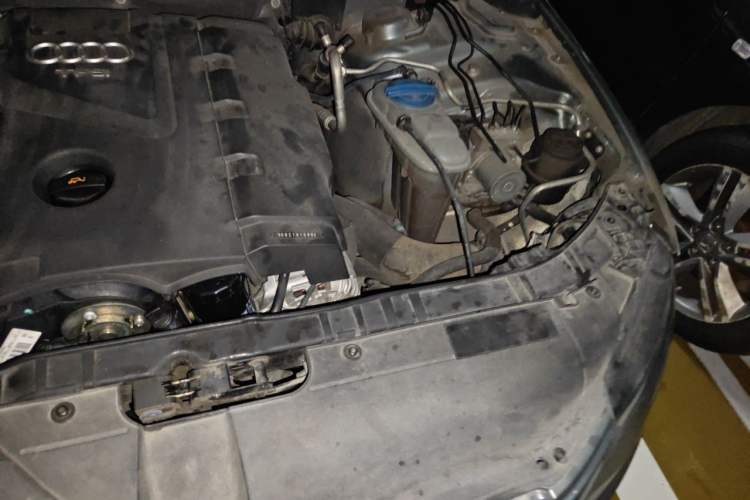 Used Audi A4L 2012 2.0 TFSI automatic Comfort trim level Engine Bay Left