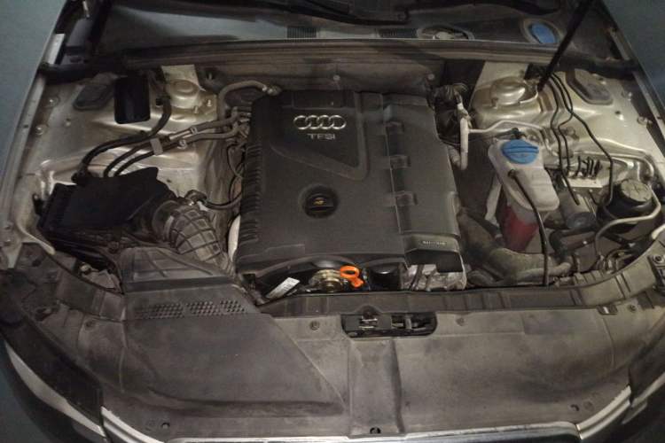 Used Audi A4L 2012 2.0 TFSI automatic standard version Engine Bay