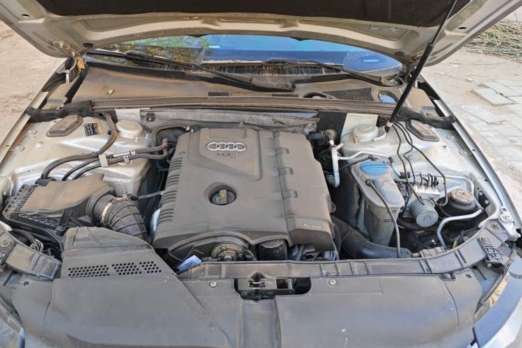 Used Audi A4L 2012 2.0 TFSI automatic standard version Engine Bay